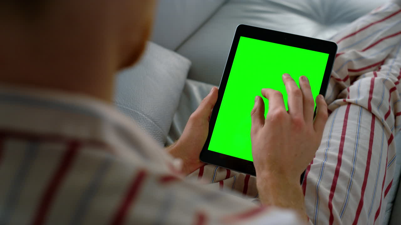 manos de los trabajadores tocando la maqueta de la pantalla de la tableta. hombre de negocios desconocido navegar por la web