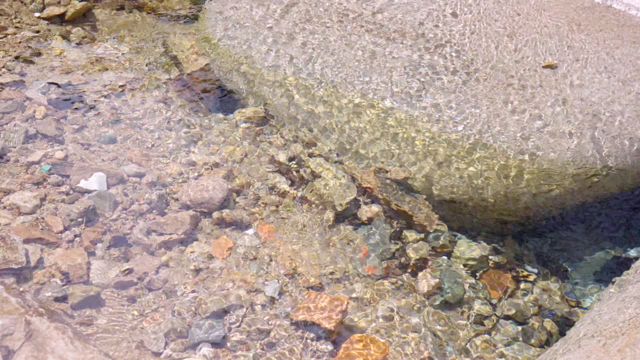 Un ruscello limpido con superficie dell'acqua scintillante, un fiume limpido e senza fondo