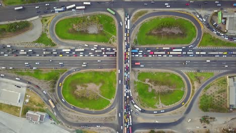 vista aérea de rotondas geométricas y carreteras en rimac, perú.