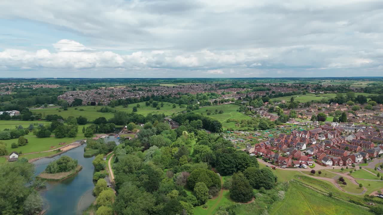 Vista em grande angular do Wicksteed Park com bela paisagem ao fundo na Inglaterra durante um dia nublado
