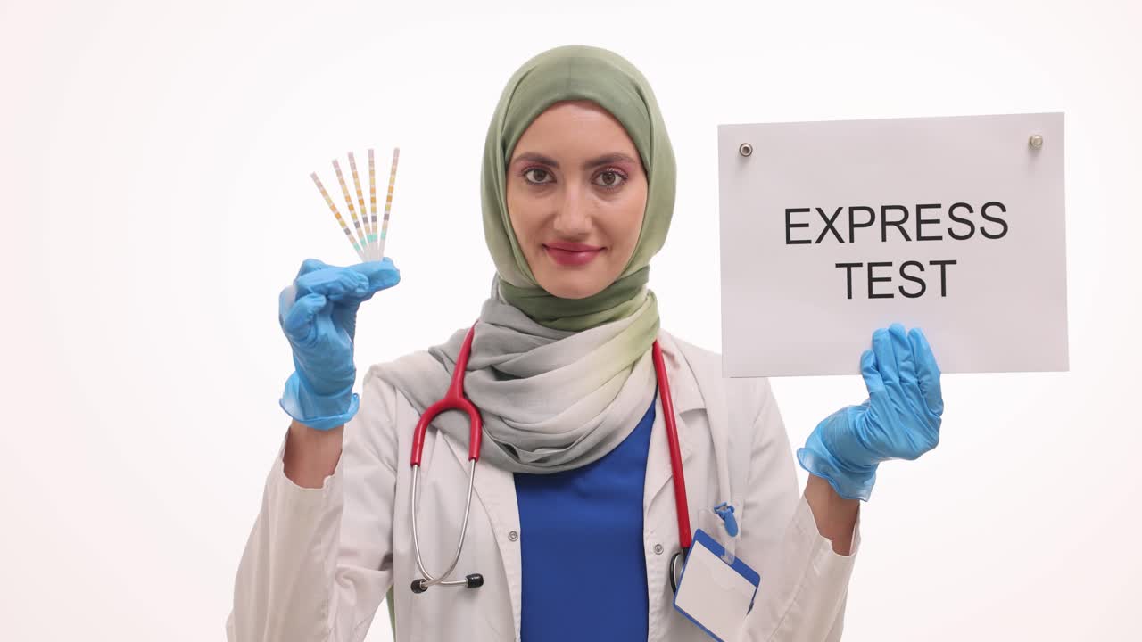 Dottoressa mostra un cartello 'test rapido' tenendo un kit per il test di gravidanza.
