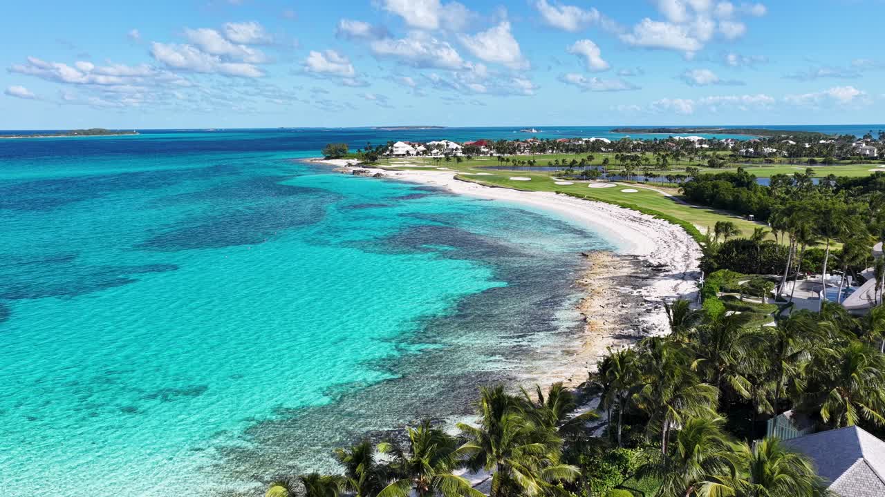 Paratiisisaaren siluetti Nassaussa, New Providence Bahamasaarilla. Karibian siluetti. Rantamaisema. Korkeat rakennukset. Paratiisisaaren siluetti Nassaussa, New Providence Bahamasaarilla. Luontotausta