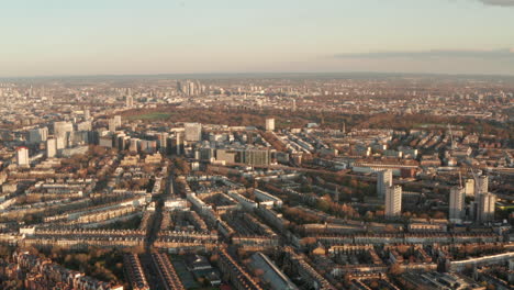 Kreisende-Luftaufnahme-über-Der-Gegend-Von-Paddington-Im-Westen-Londons-Bei-Sonnenuntergang