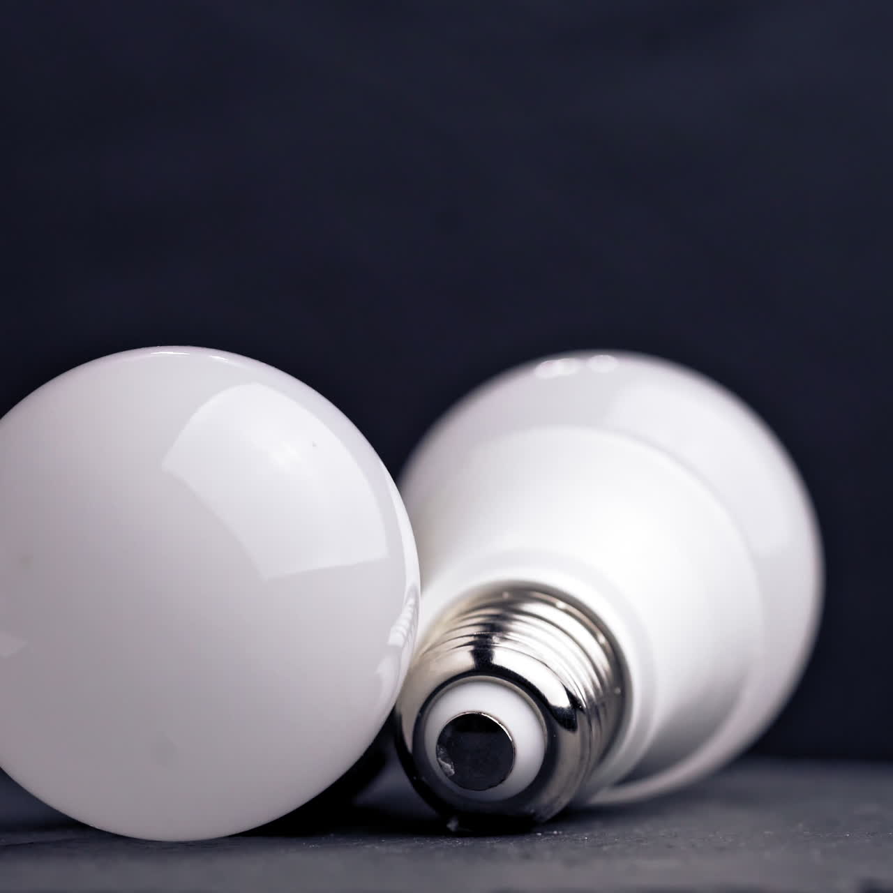 Gros plan sur des ampoules LED et à incandescence pour lampes de salon, posées sur la table.