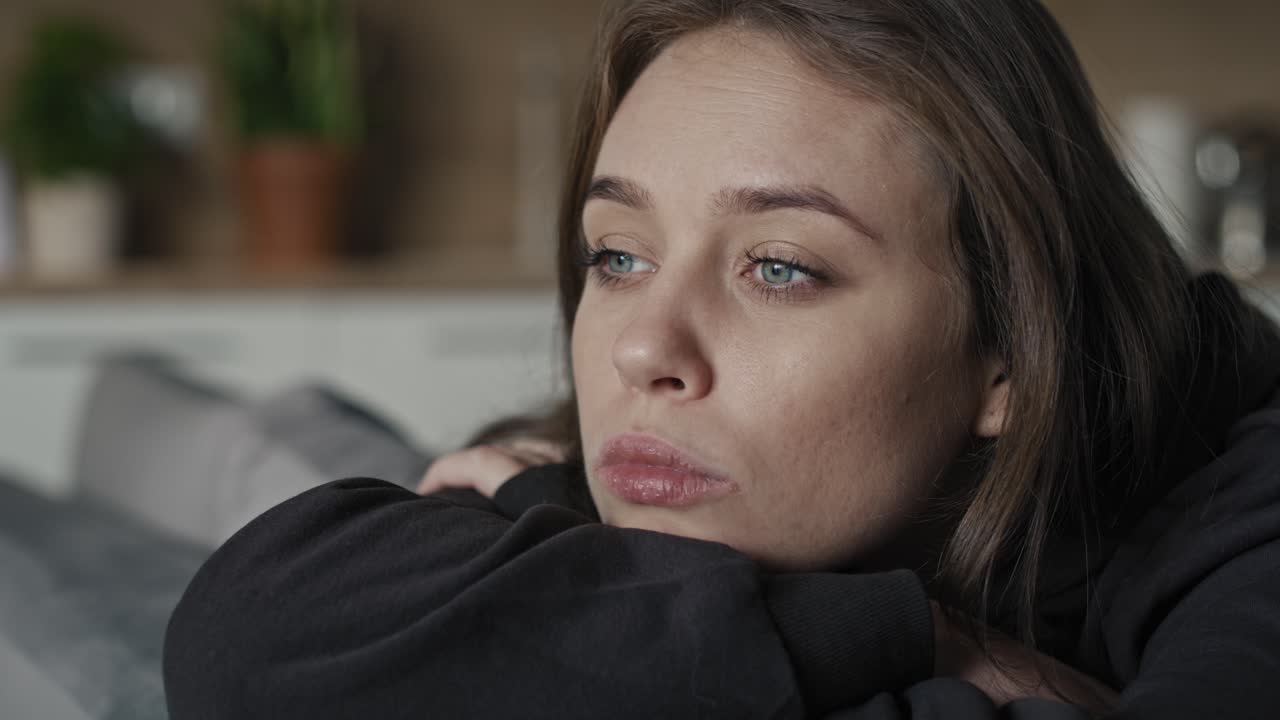 백인 젊은 여성이 우울증으로 눈을 돌리고 있습니다.