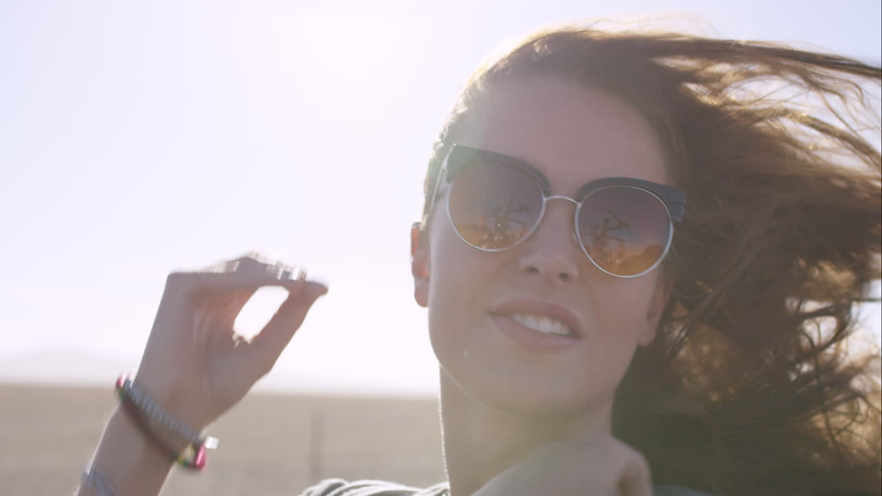 hermosa mujer disfrutando de un paseo en un coche vintage convertible en un viaje por carretera con los brazos extendidos