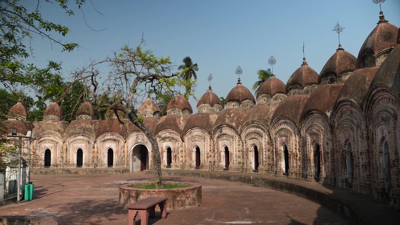 Questo luogo è chiamato "108 Templi di Shiva" perché è composto da 108 templi di Shiva. Si trova a Kalna, nel distretto di Bardwan, nel Bengala Occidentale.
