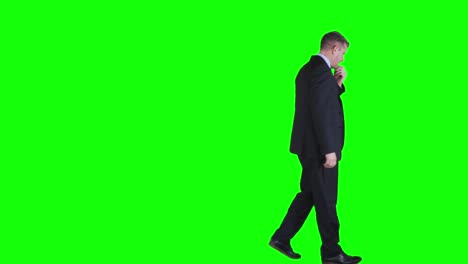 confundido hombre de negocios caucásico piensa algo