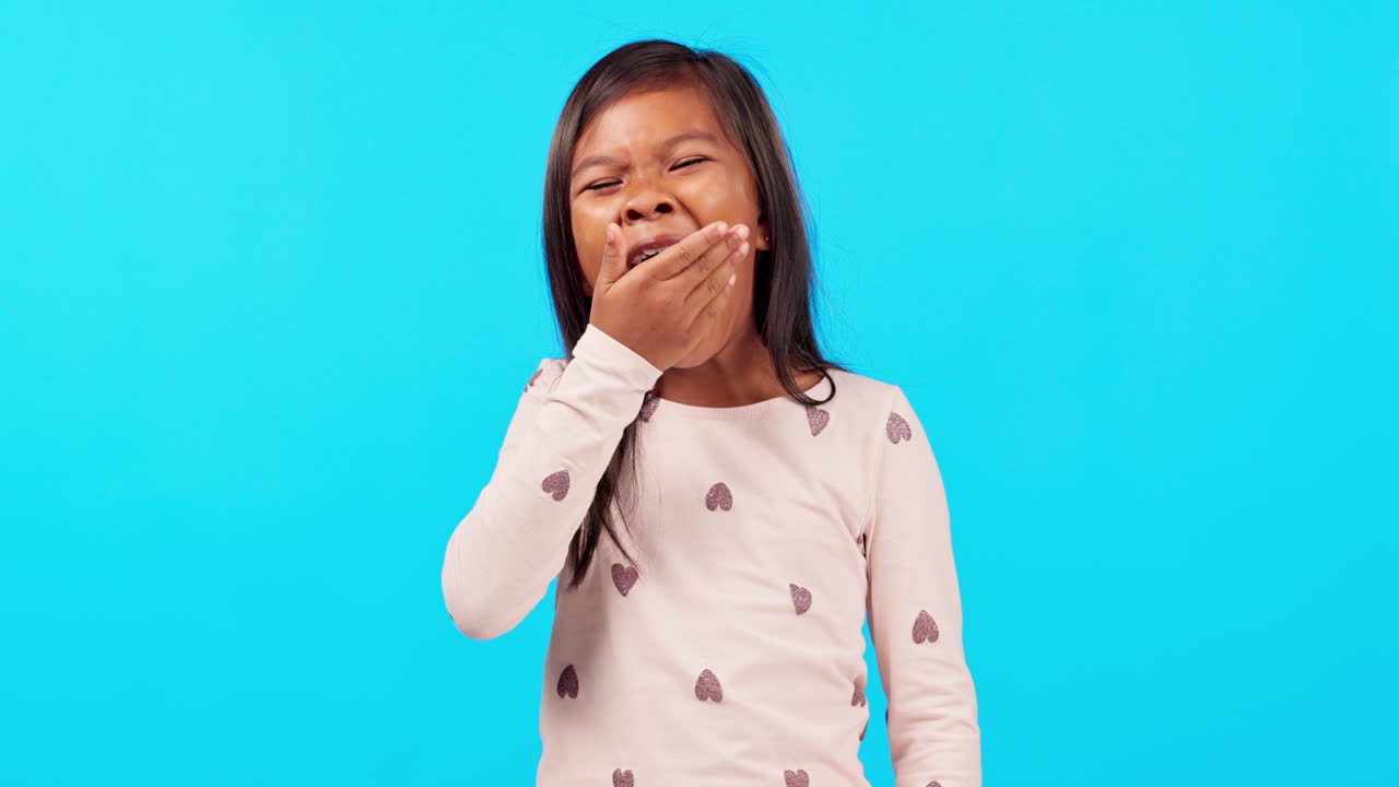 Bambini stanchi, che sbadigliano, e una bambina vestita