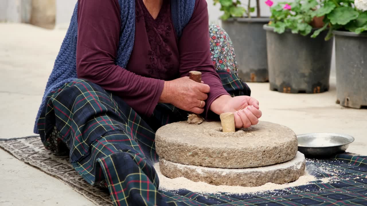 그 여자 는 돌 을 는 공장 에서 손 으로 밀 을 고 있다