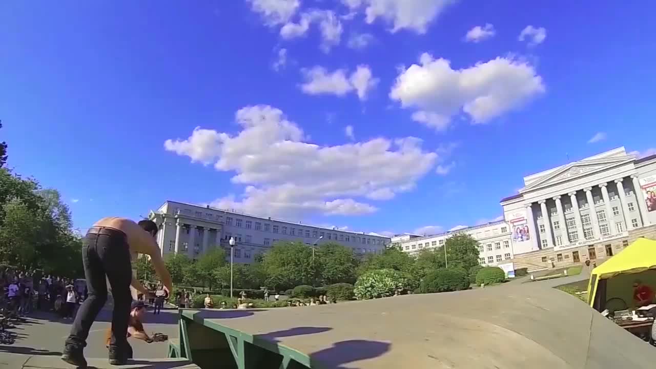 Ciclista BMX esegue un salto in un parco cittadino