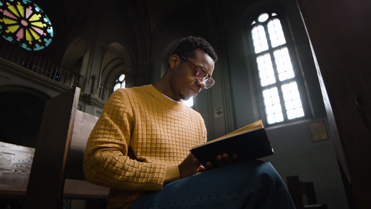 persona dentro de una iglesia