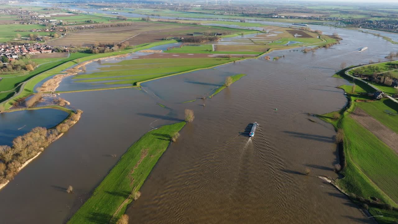 홍수 물은 레크 강변을 가로질러 네덜란드 시골 풍경으로 흘러 들어갑니다.