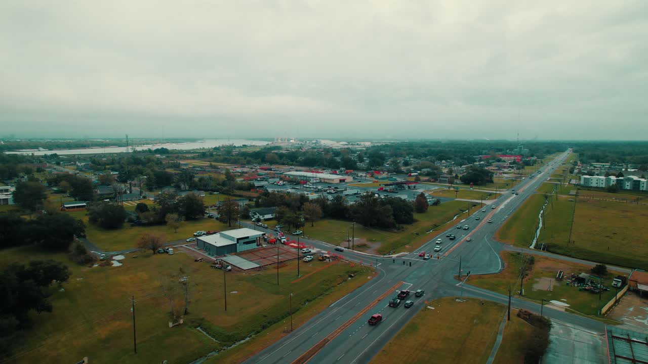남서부 뉴올리언스 시내 풍경과 흐린 하늘 아래의 비는 고속도로