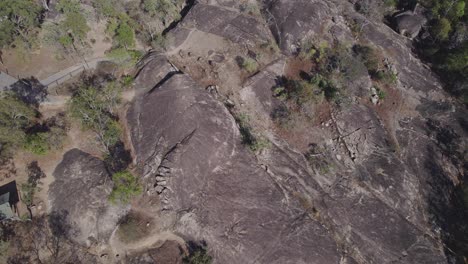 vista aérea sobre el parque natural granite gorge durante el día en el norte de queensland, australia - disparo de drones