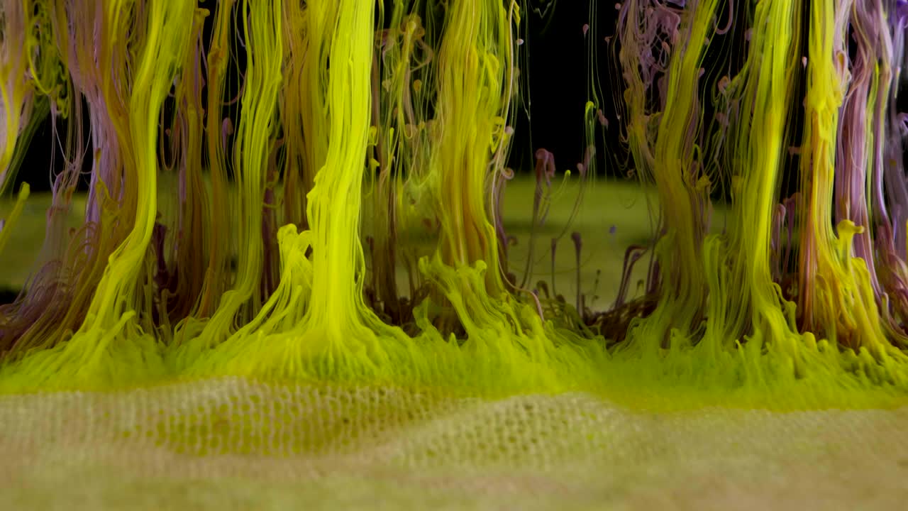 pintura de tinta colorida en el agua, tinta girando fluye hacia arriba bajo el agua