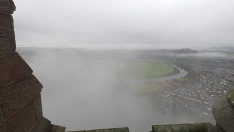 Toma-Panorámica-Sobre-El-Río-Desde-El-Monumento-A-Wallace-Con-La-Niebla-Cubriendo