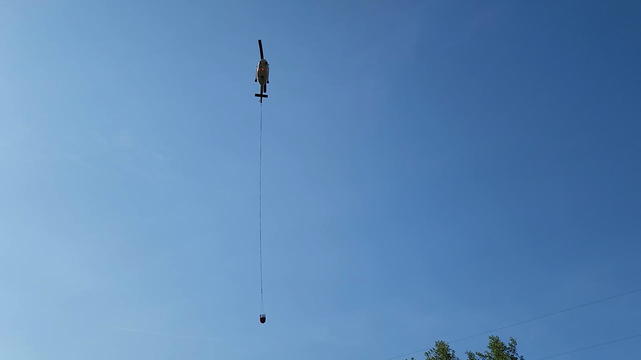 물 폭격 헬리 ⁇ 터가 재충전 준비 중입니다.