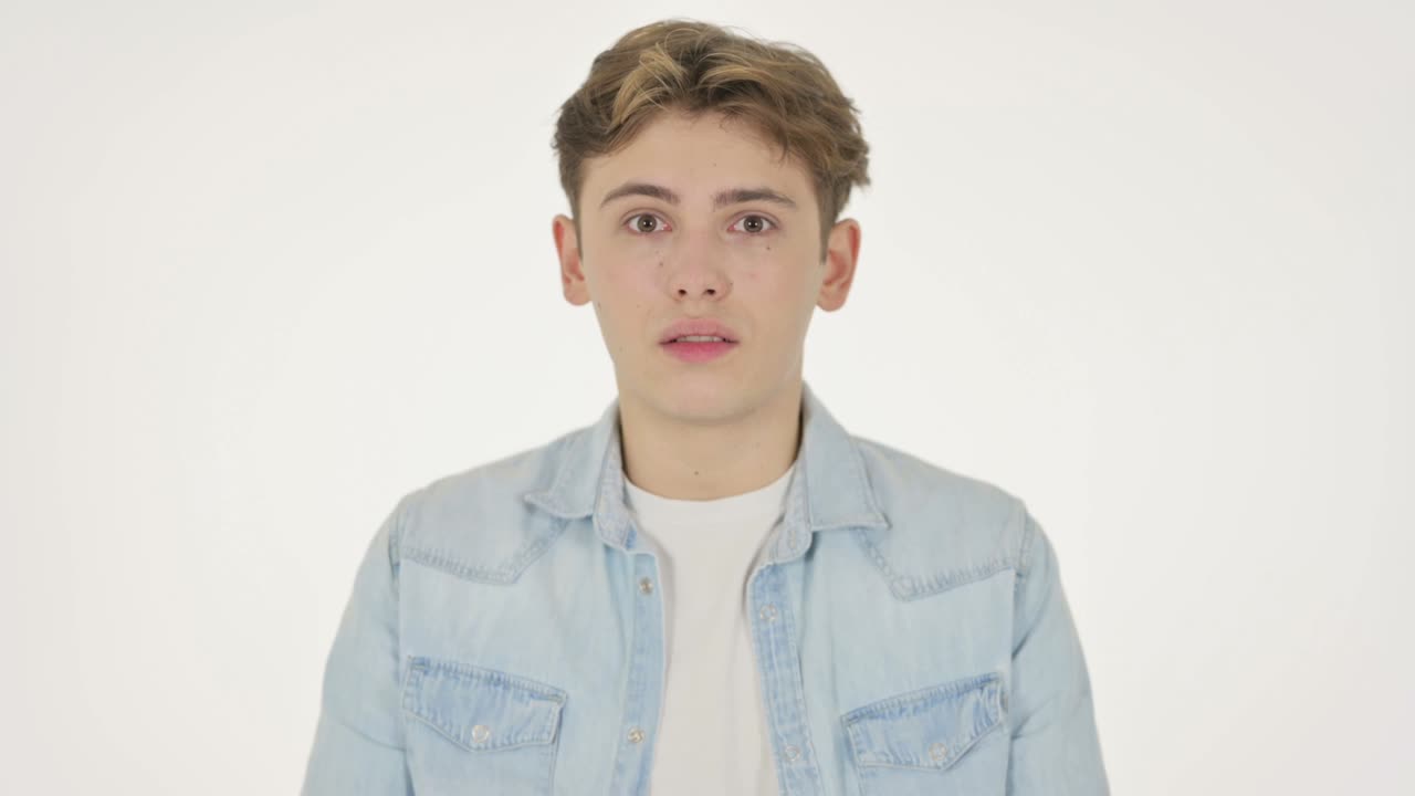 젊은이가 색 배경에 충격을 느다