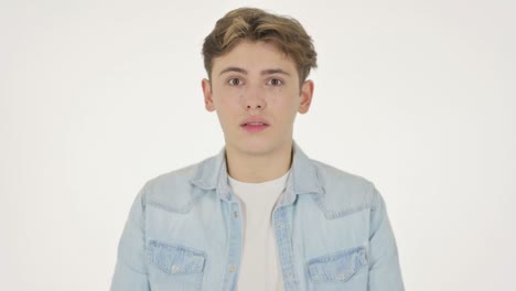 joven sintiéndose conmocionado sobre un fondo blanco
