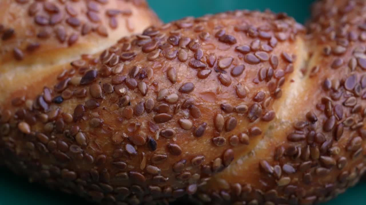 터키 베이글의 크로스업, 크리스피, 세자메와 함께 아침 식사, 페이스트리 은 개념.