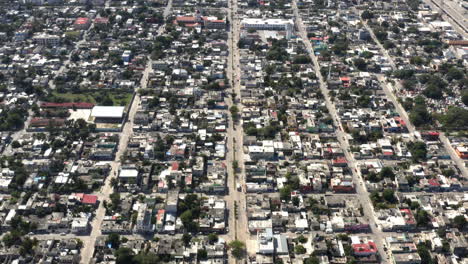 Großes-Städtisches-Küstengebiet-Mit-Häusern-Und-Straßen-In-Playa-Del-Carmen