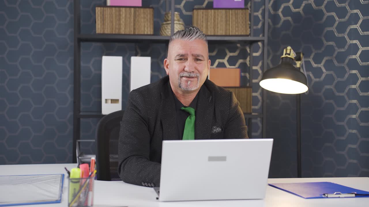 un hombre de negocios enfermo estornudando.