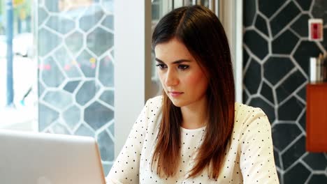 mujer de negocios atenta usando una computadora portátil