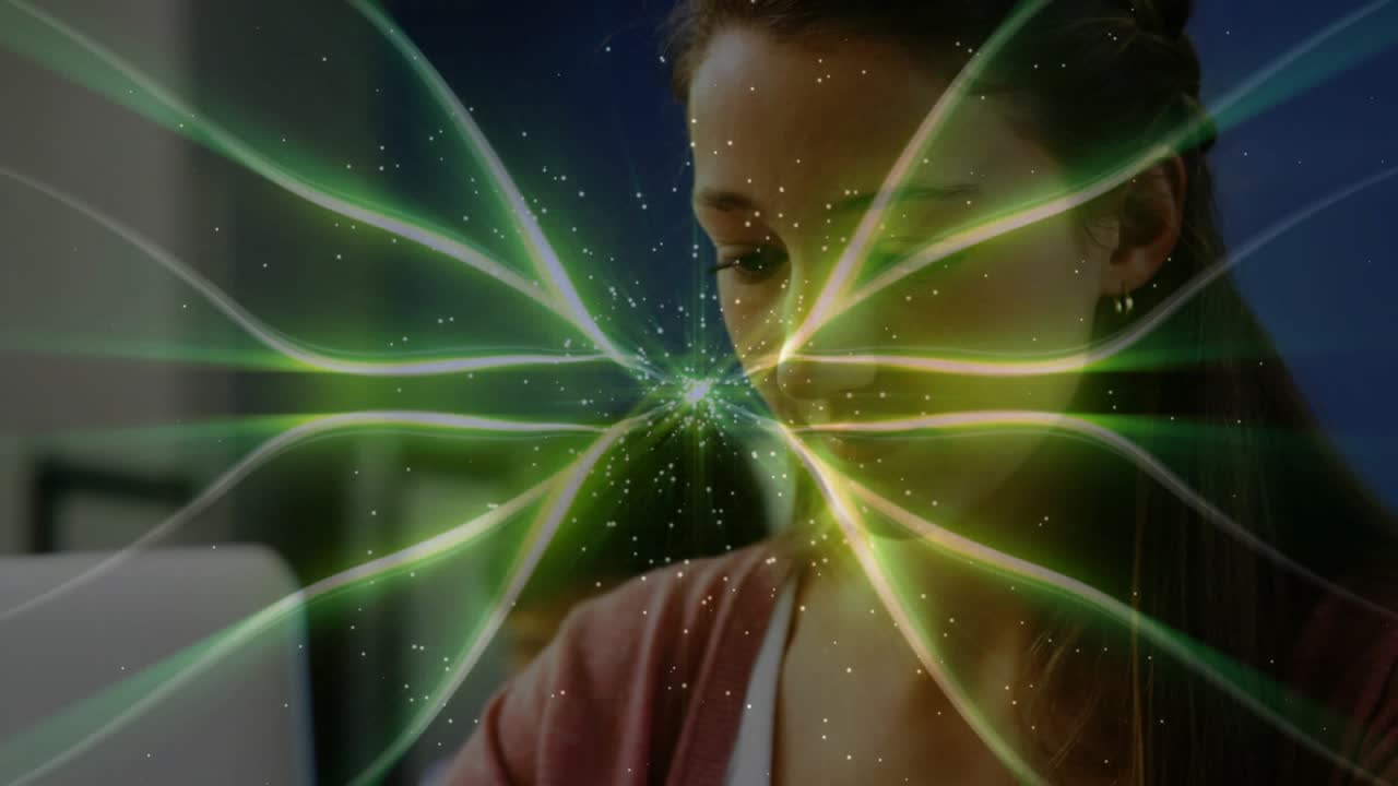 Adolescente digitando no teclado do laptop com uma sobreposição fractal verde pulsante, visualizando o aprendizado STEM