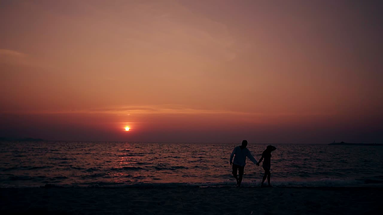 손을 잡고 천천히  ⁇ 는 커플의 실루 ⁇