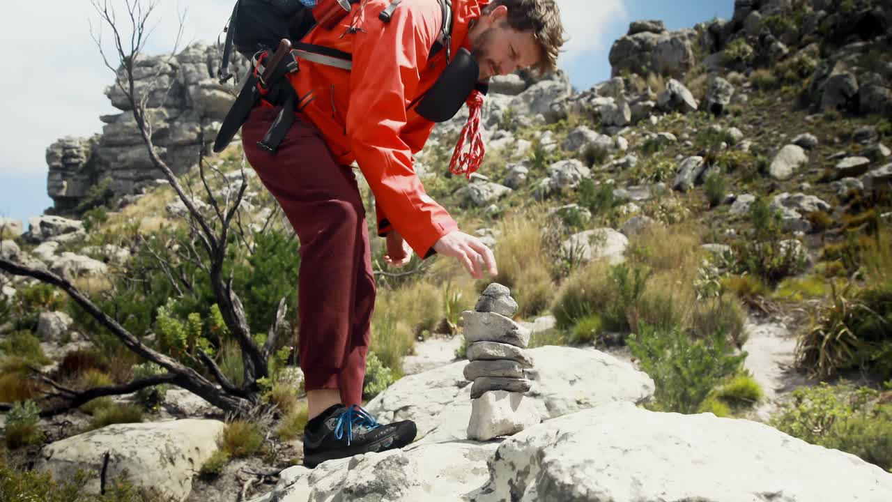 시골 에서 배 ⁇  을 들고  ⁇ 고 있는 남성 산책자 4k
