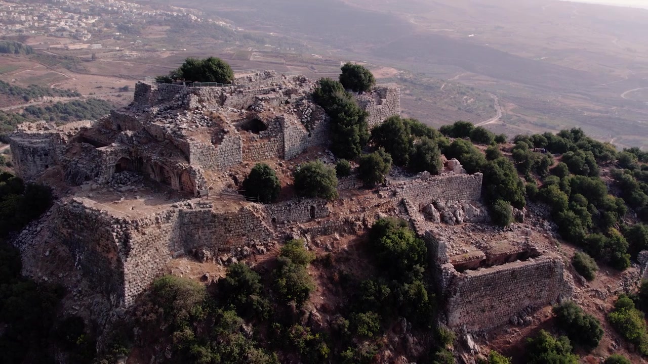 Vista aerea delle antiche rovine della Fortezza di Nimrod su una collina