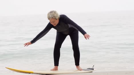 Mujer-Madura,-Posición,-En,-Tabla-De-Surf