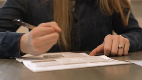 Mujer-Blanca-Votando-Desde-La-Comodidad-De-Su-Hogar