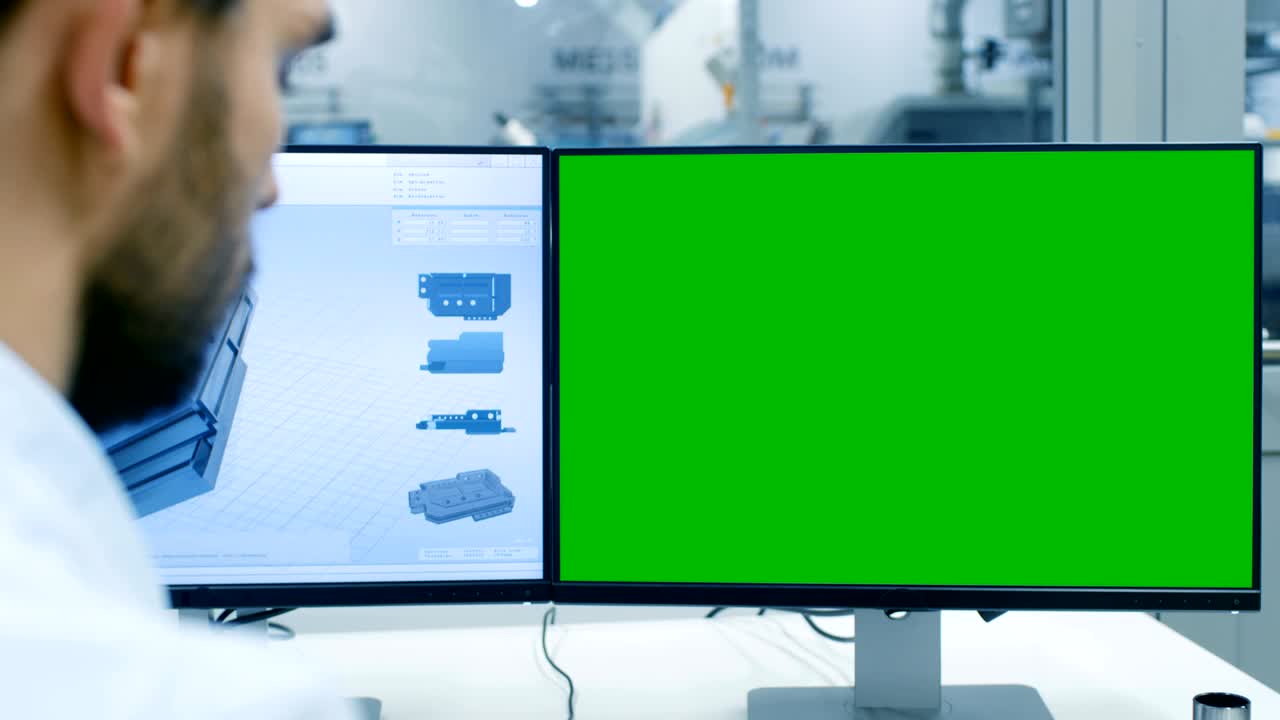 녹색 화면 모형 화면을 가진 개인 컴퓨터에서 일하는 엔지니어, 그는 cad 프로그램에서 새로운 부품을 설계하고 있습니다.