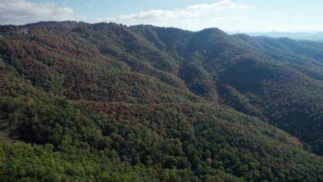 toma de drones de los colores del otoño en las montañas blue ridge en carolina del norte