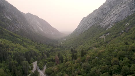 Wunderschöne-Landschaft-In-Big-Cottonwood-Canyon-Bei-Sonnenuntergang,-Utah---Luftflug