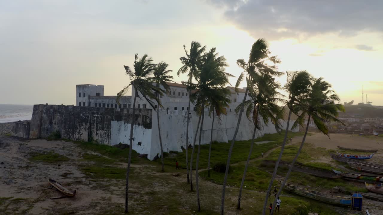 Scatto al tramonto del castello degli schiavi di Elmina.