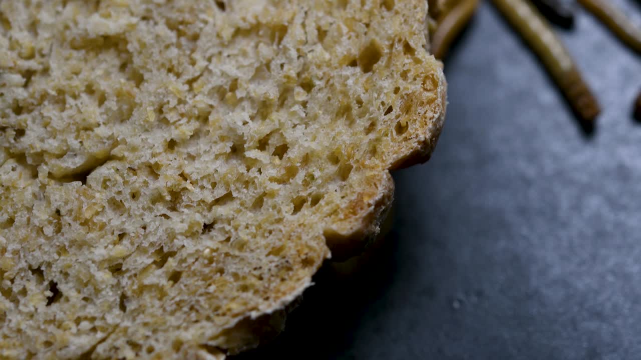 밀웜은 물고기, 뱀, 새, 개구리와 같은 애완동물에게 먹이를 주는 데 사용되는 딱정벌레의 일종입니다.