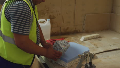 trabajador que ensambla piezas de bloques de hormigón