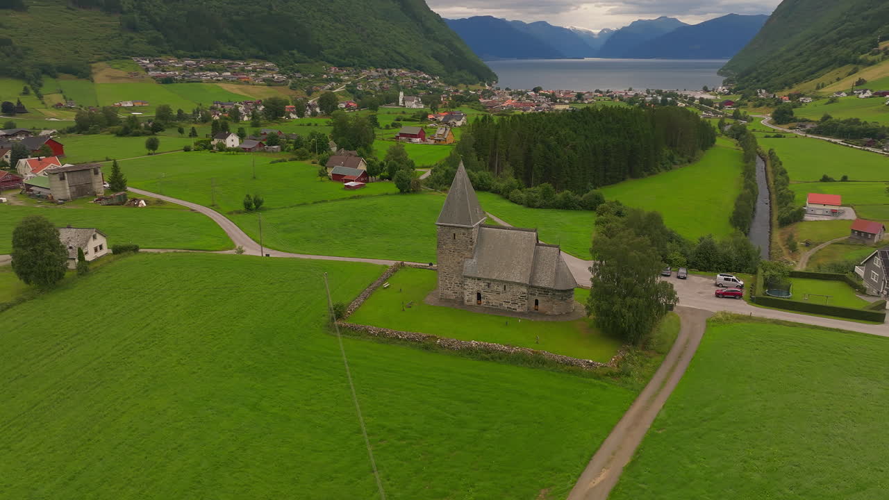 Historisk evangelisk steinkirke, Hove Steinkyrkje, i Vestland fylke, Norge.
