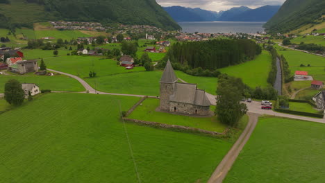 Histórica-Iglesia-Evangélica-De-Piedra-De-Hove-Steinkyrkje-En-El-Condado-De-Vestland,-Noruega