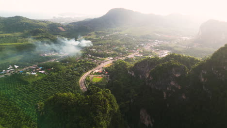 Vista-Aérea-De-La-Ciudad-Turística-Remota-De-Ao-Nang-En-La-Provincia-De-Krabi-Del-Sur-De-Tailandia,-Destino-De-Verano-De-Vacaciones-Asiáticas-Tailandesas-Drone-Volar-Sobre-Montañas-Agrícolas-Paisaje-Pueblo-Sol-Horas-Doradas