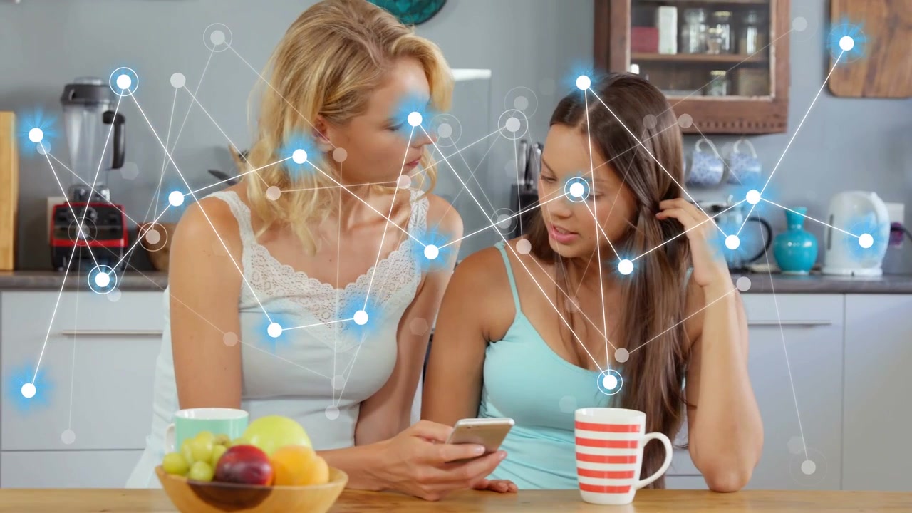 Donna bionda che tocca il telefono, mora che si avvicina, con una rete blu animata che si espande, visualizzando un'app tecnologica.