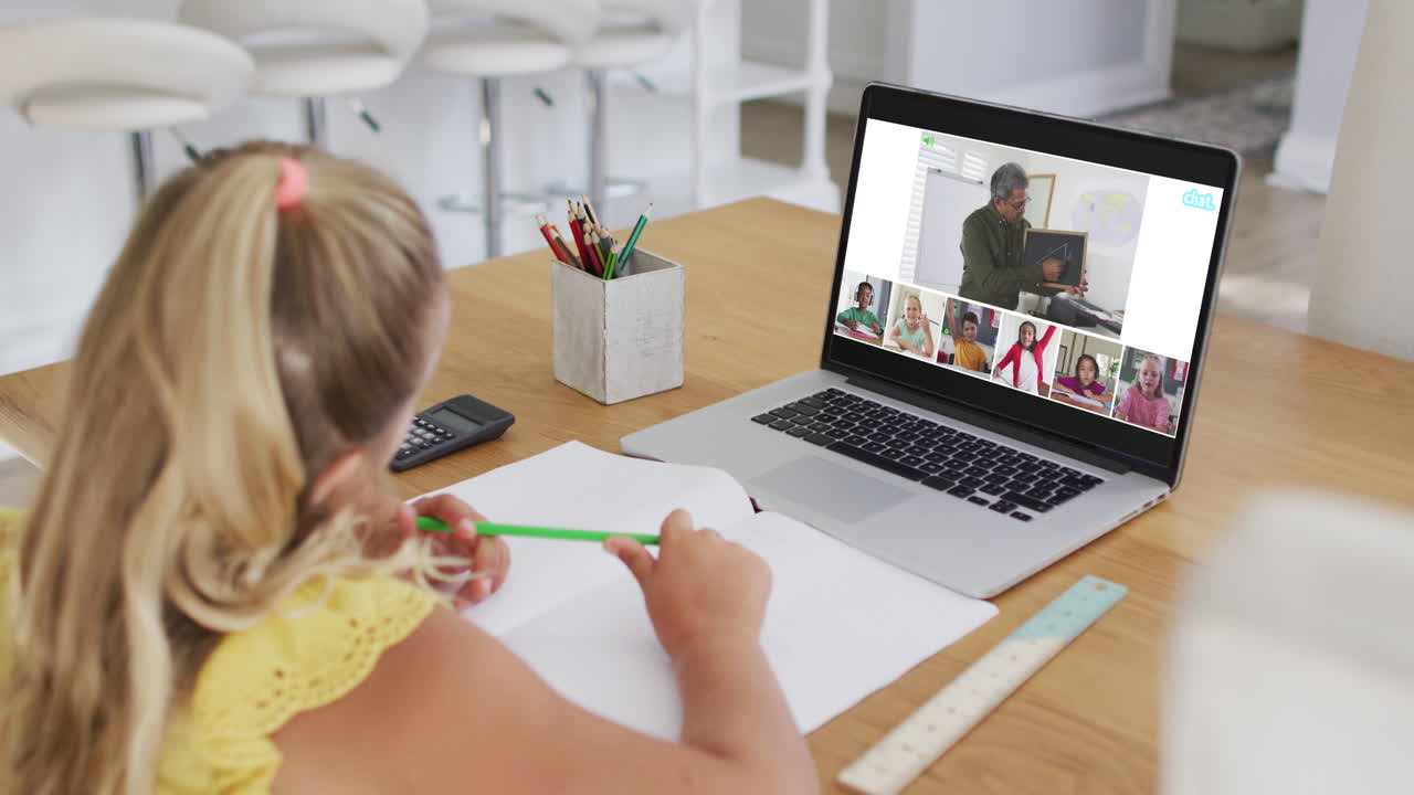 кавказская девушка проводит видеоконференцию с учителем и одноклассниками на ноутбуке дома