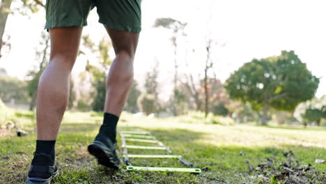 Parque,-Entrenamiento-Y-Piernas-De-Hombre-Con-Escalera-De-Agilidad