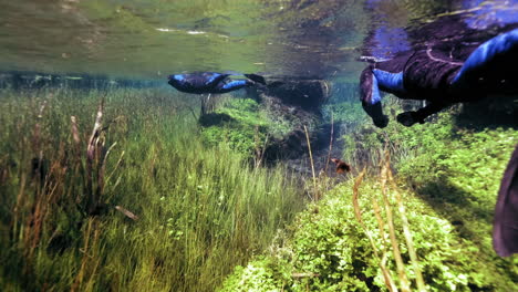 Taucher-Mit-Maske-Und-Flossen,-Die-An-Sonnigen-Tagen-Auf-Der-Wasseroberfläche-Schnorcheln