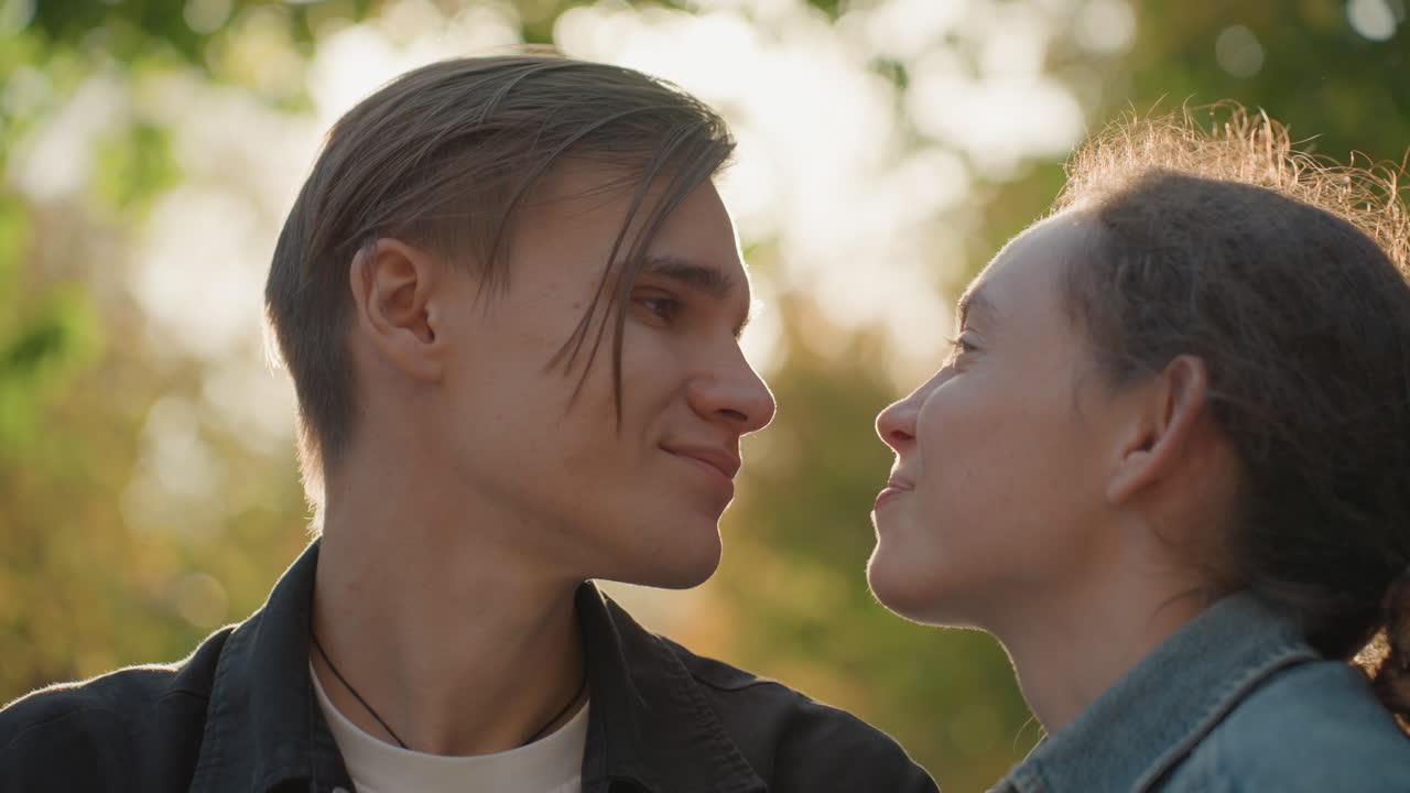 Casais fazem juras juntos. Casais românticos trocam votos ao ar livre. Cenário de parque iluminado com promessas de amantes trocadas. A luz do sol banha os pares enquanto eles declaram ternamente seus compromissos de amor.