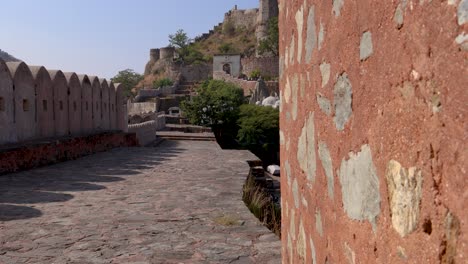 Ruinen-Alter-Festungsmauern-Mit-Hellem-Himmel-Aus-Unterschiedlicher-Perspektive-Am-Morgen.-Das-Video-Wurde-In-Der-Kumbhal-Festung-Kumbhalgarh,-Rajasthan,-Indien,-Aufgenommen