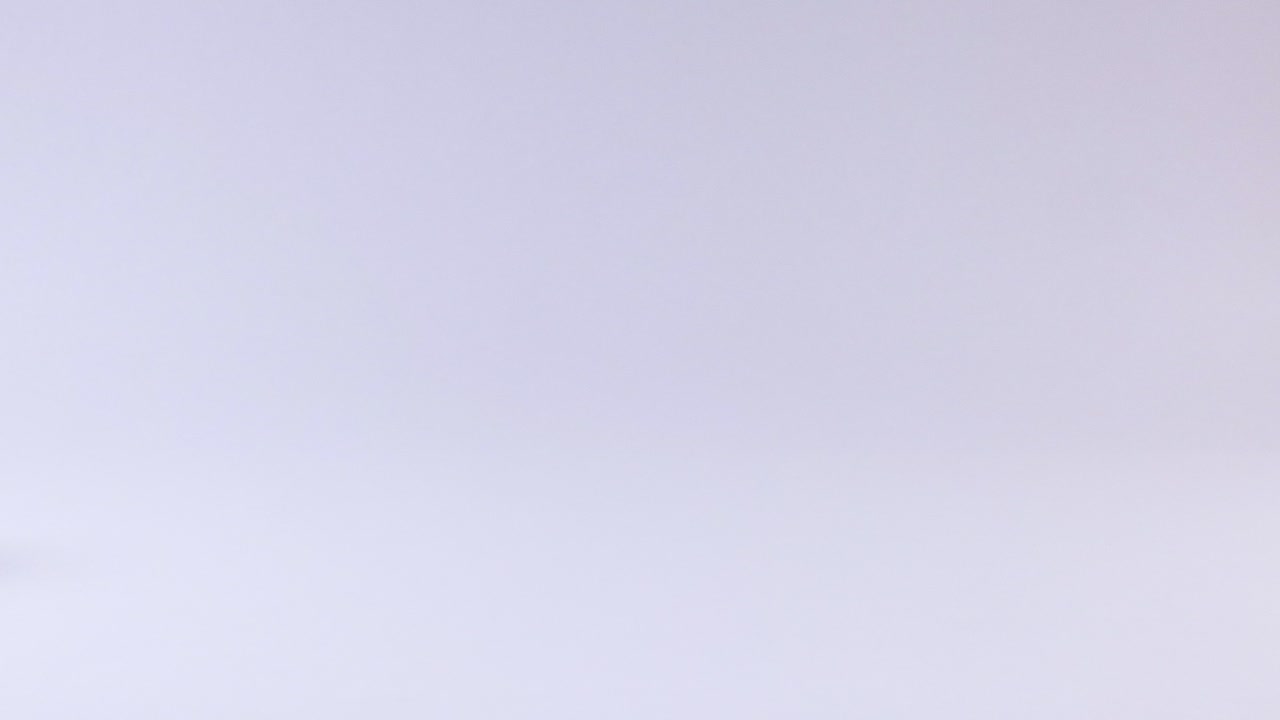 una pelota de tenis rebota en una superficie plana